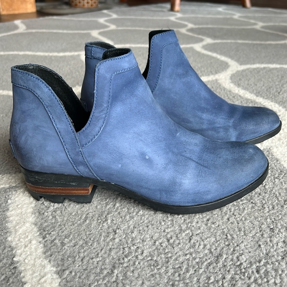 Sorel Lolla cutout booties, size 9, color blue